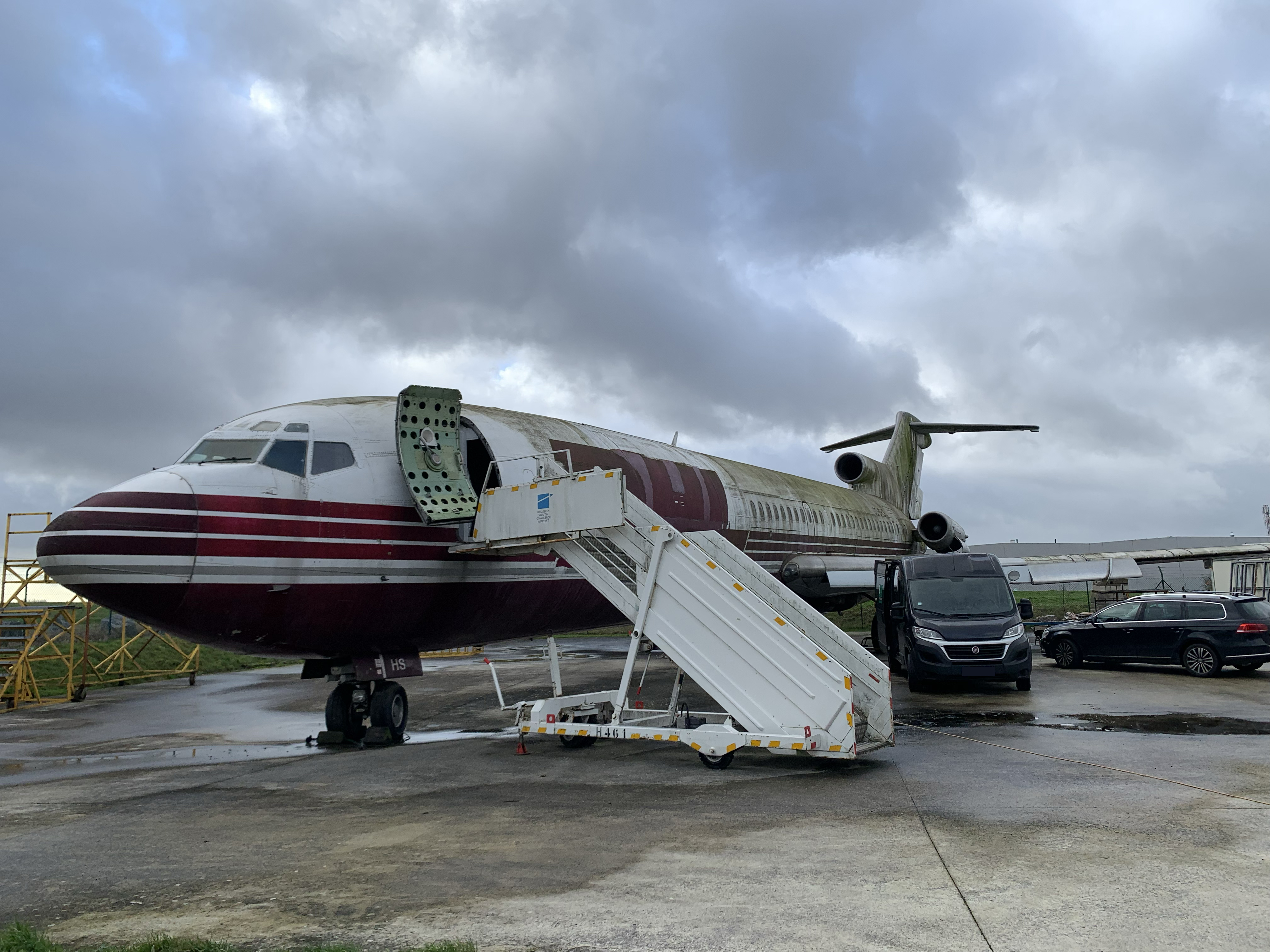 Retired Boeing 727 on the tarmac, ready for disassembly